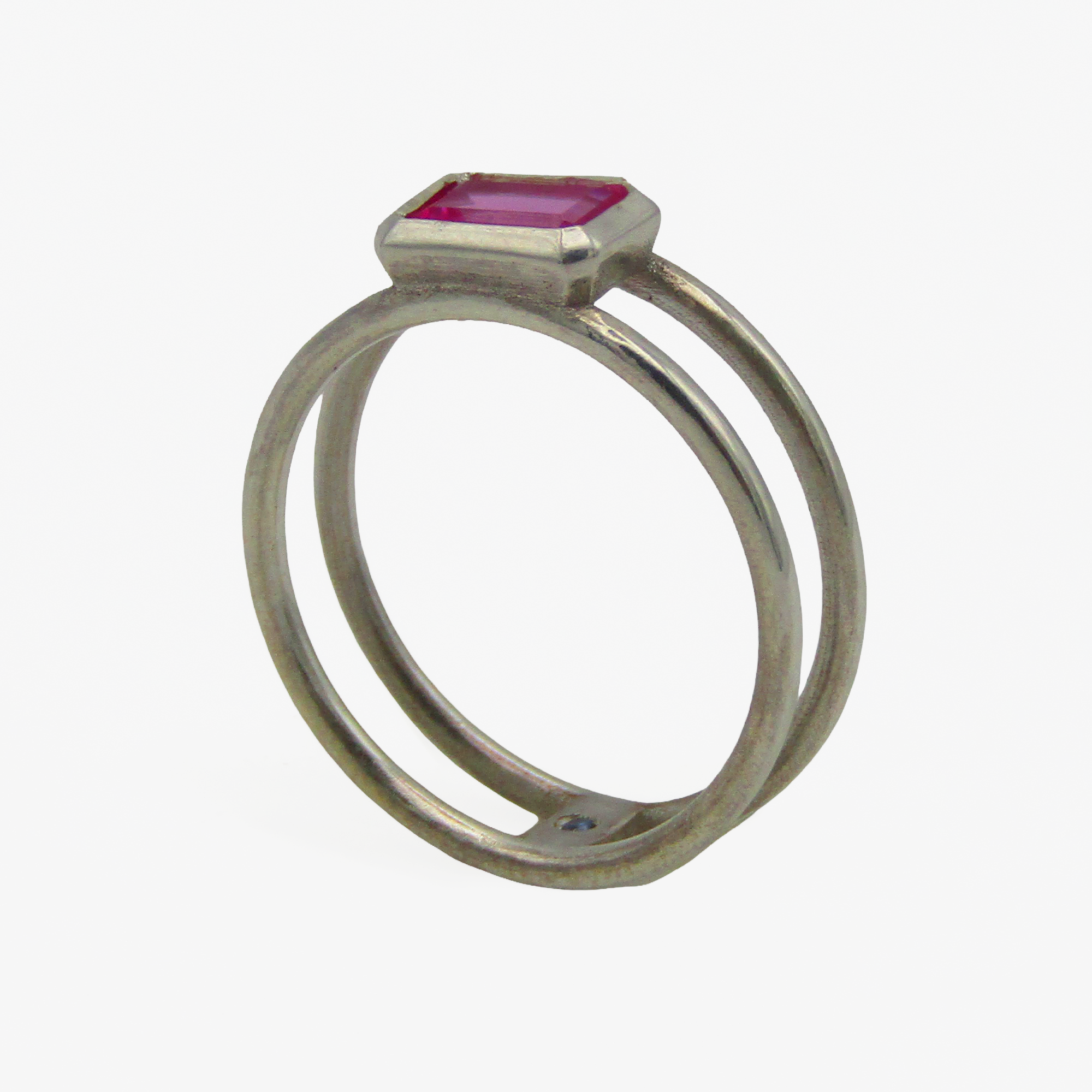 Anello in argento con pietra rosa