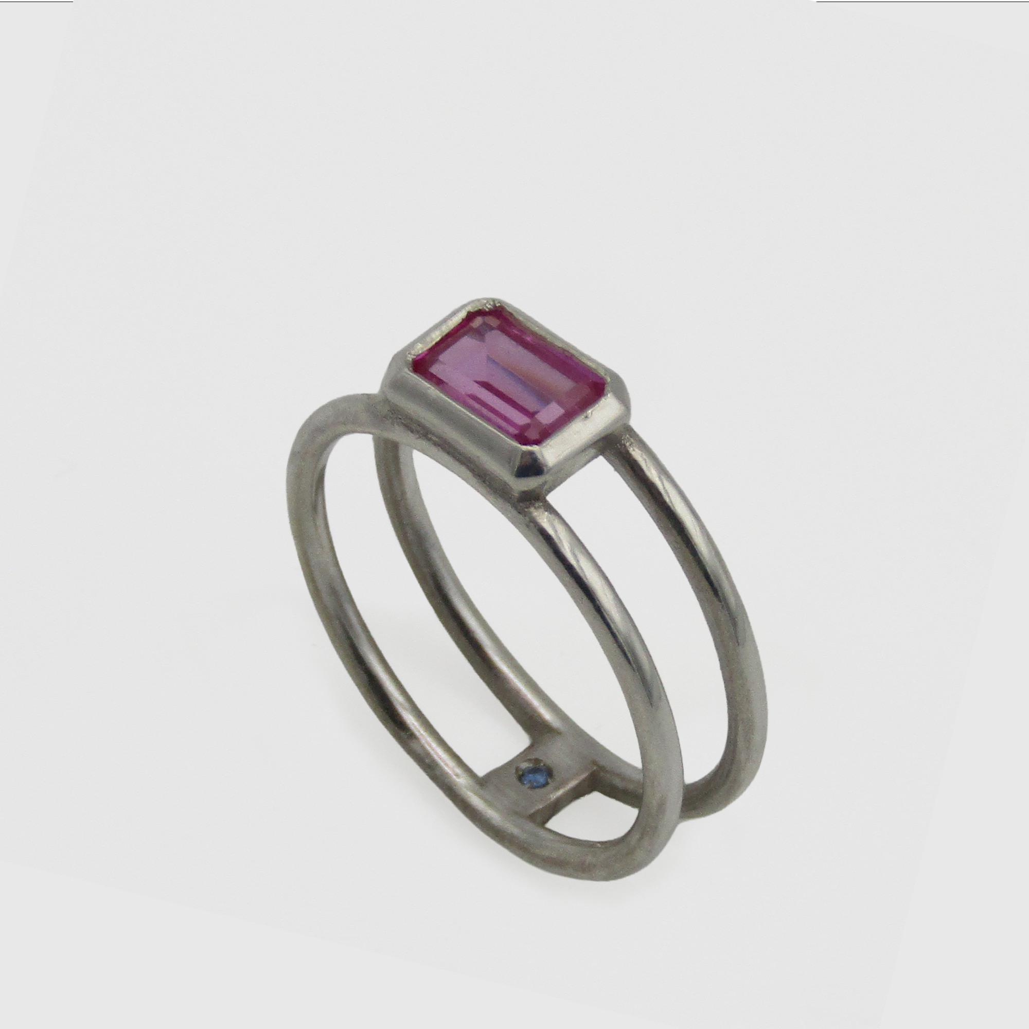 Anello in argento con pietra blu